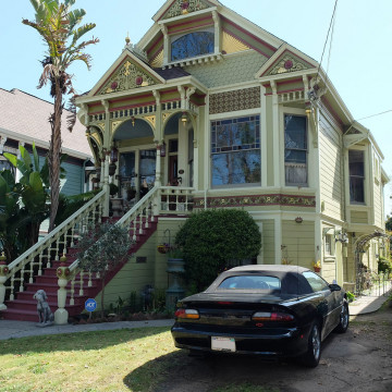 Alameda Post - "Don't Call Them Victorians" walking tour of the Gold Coast, April 23, 2022 – ornate Queen Anne with gilding