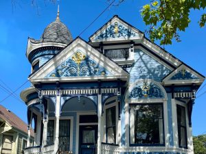 Alameda Post - A modern photo of 1528 Mozart Street.