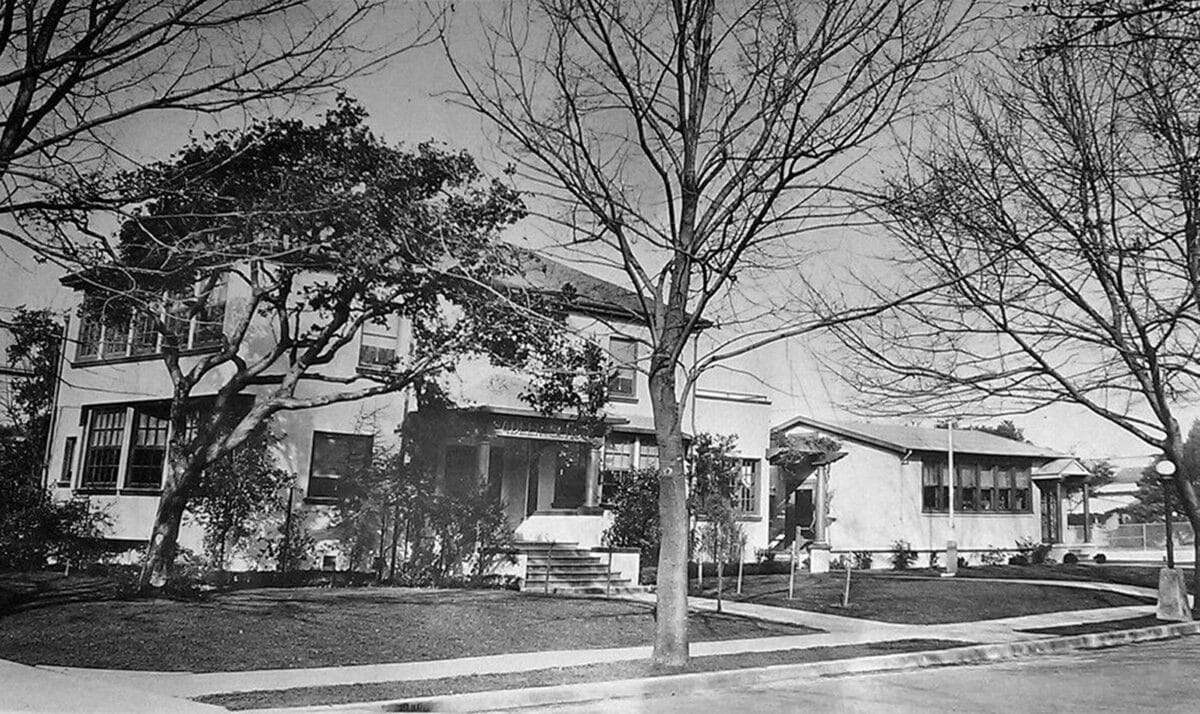 Alameda Post - a black and white photo of the Sadler School near Franklin Park