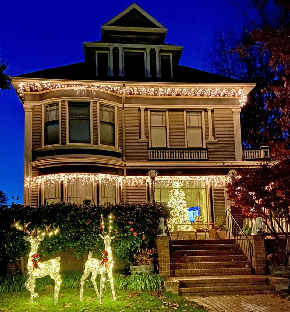 Alameda Post - 921 Grand Street decorated for Christmas