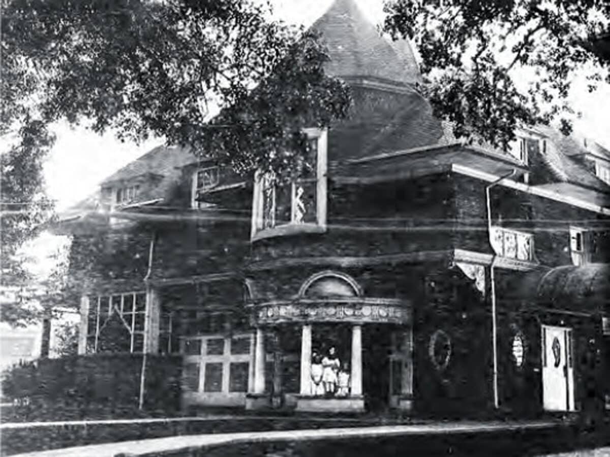Alameda Post - An old black and white photo of The Greenleaf House with small children standing in an entryway.