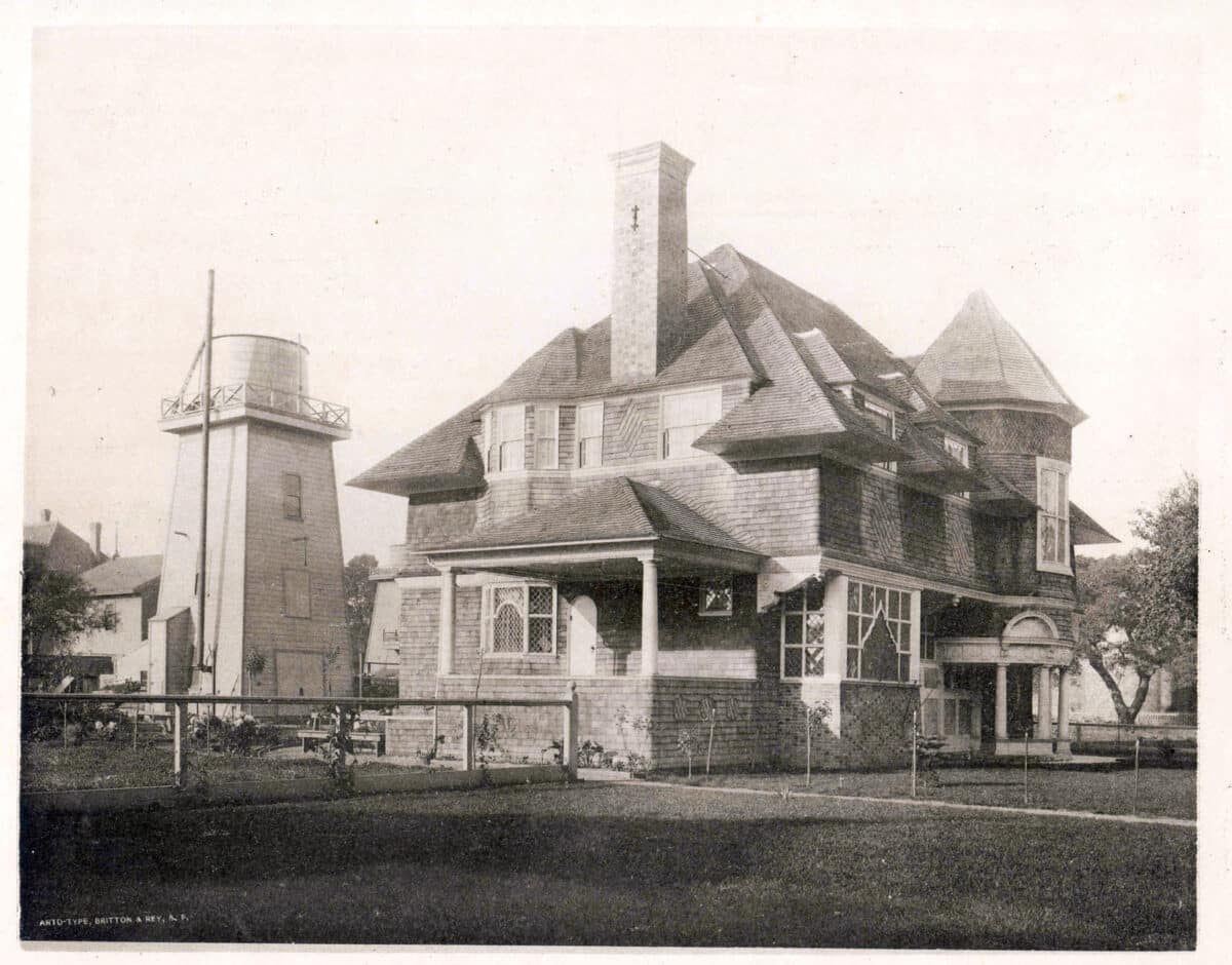 Alameda Post - A black and white photo of 1724 Santa Clara Avenue or the Greenleaf House.